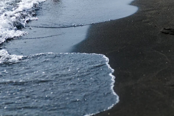 Black Volcanic Magnetic Sand Seashore Background Texture Beach Waves Closeup — Stock Photo, Image