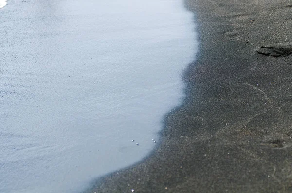 Areia Magnética Vulcânica Preta Litoral Textura Fundo Praia Com Ondas — Fotografia de Stock