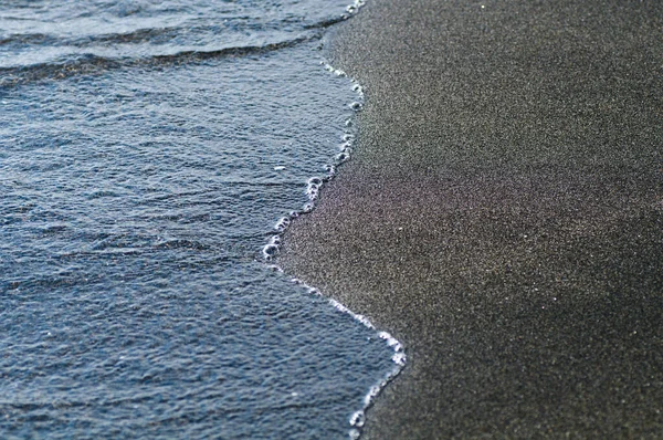 Areia Magnética Vulcânica Preta Litoral Textura Fundo Praia Com Ondas — Fotografia de Stock