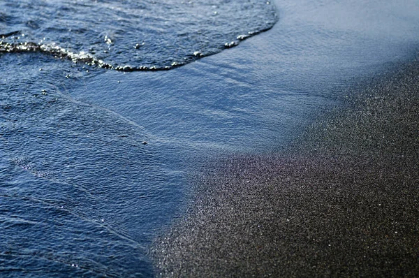 Black Volcanic Magnetic Sand Seashore Background Texture Beach Waves Closeup — Stock Photo, Image