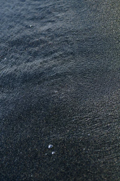Чорний Вулканічний Магнітний Пісок Березі Моря Фонова Текстура Пляжу Хвилями — стокове фото
