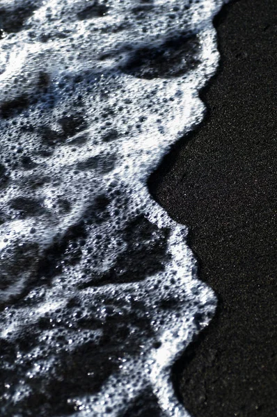 Černý Sopečný Magnetický Písek Pobřeží Pozadí Textura Pláže Vlnami Detailní — Stock fotografie