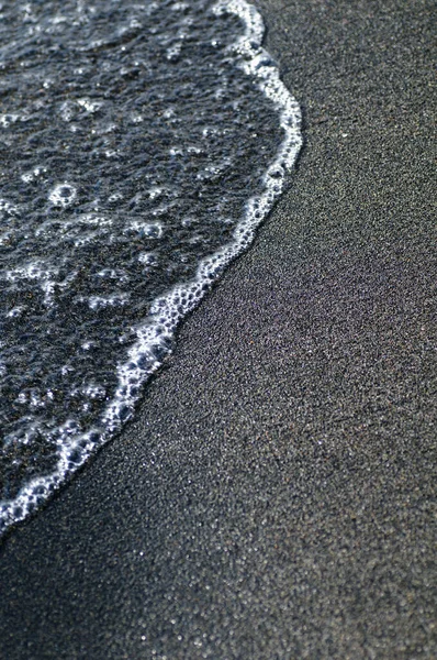 Чорний Вулканічний Магнітний Пісок Березі Моря Фонова Текстура Пляжу Хвилями — стокове фото