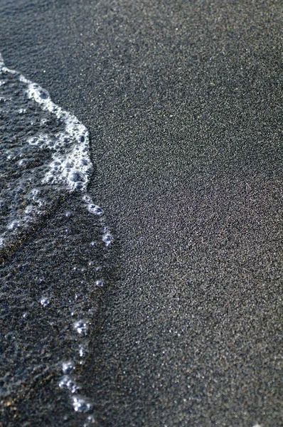 Areia Magnética Vulcânica Preta Litoral Textura Fundo Praia Com Ondas — Fotografia de Stock