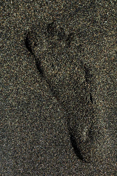 Lidská Stopa Černém Písku Černý Sopečný Magnetický Písek Pobřeží Pozadí — Stock fotografie