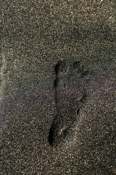 Lidská Stopa Černém Písku Černý Sopečný Magnetický Písek Pobřeží Pozadí — Stock fotografie