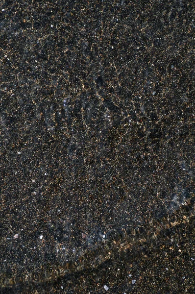 Черный Вулканический Магнитный Песок Берегу Моря Фоновая Текстура Пляжа Волнами — стоковое фото