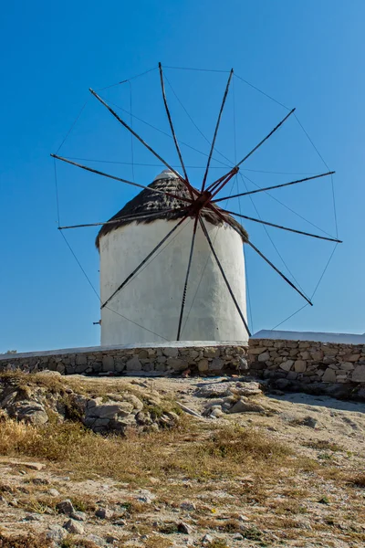 Molino de viento blanco en la isla de Mykonos —  Fotos de Stock