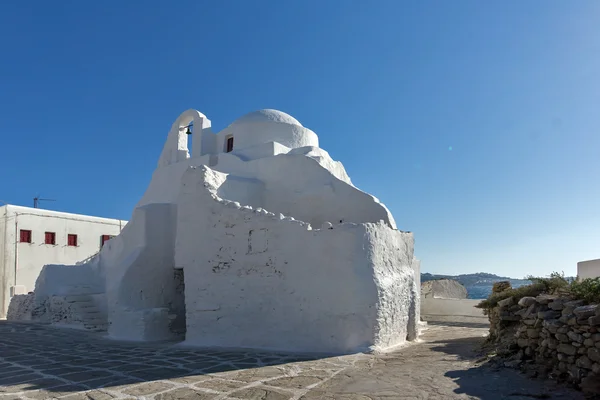 Λευκή εκκλησία στο νησί της Μυκόνου — Φωτογραφία Αρχείου