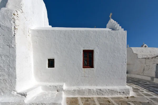 Белая церковь на острове Миконос — стоковое фото