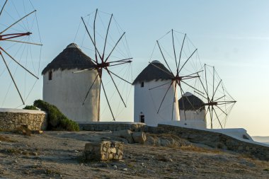 Mykonos Adası beyaz fırıldak günbatımı