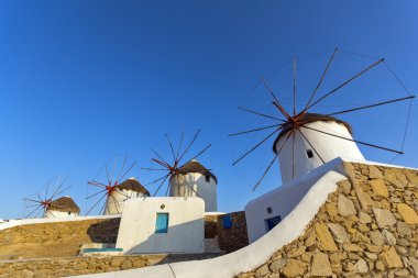 Mykonos Adası beyaz fırıldak günbatımı