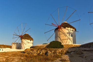 Mykonos Adası beyaz fırıldak günbatımı