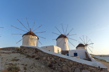 Mykonos Adası beyaz fırıldak günbatımı