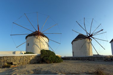Mykonos Adası beyaz fırıldak günbatımı