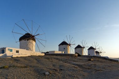 Mykonos Adası beyaz fırıldak günbatımı