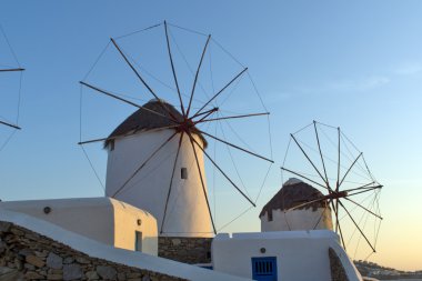 Mykonos Adası beyaz fırıldak günbatımı