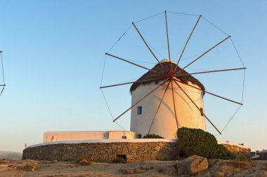 Mykonos Adası beyaz fırıldak günbatımı