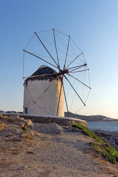 Puesta de sol en el molino de viento blanco en la isla de Mykonos —  Fotos de Stock