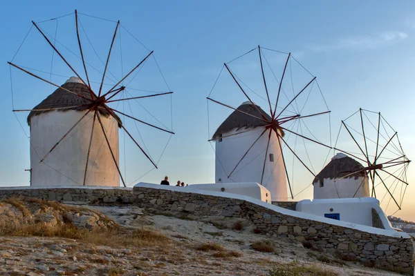 Naplemente a fehér szélmalom island of mykonos — Stock Fotó