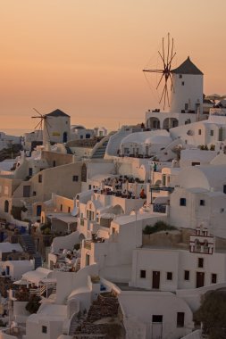 oia, santorini kasabasında günbatımı