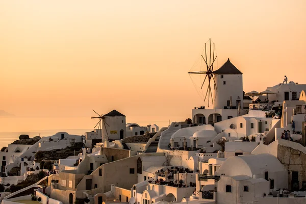 Puesta de sol en la ciudad de Oia, Santorini — Foto de Stock