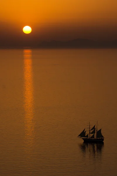 Puesta de sol en la ciudad de Oia, Santorini — Foto de Stock