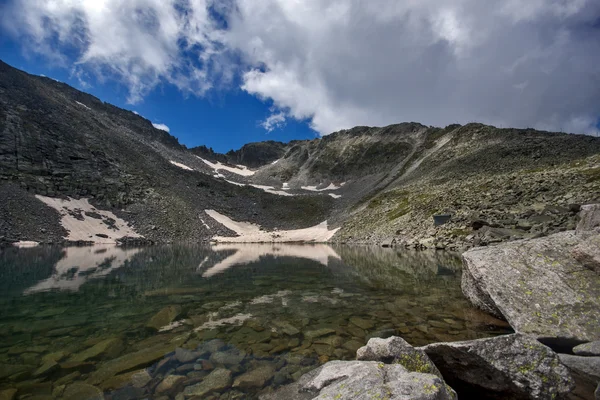Montagne Rila, lac Ledenoto (glace) et pic Musala — Photo