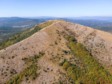 Bulgaristan 'ın Pernik bölgesindeki Lyubash Dağı' nın İnanılmaz Sonbahar Manzarası