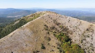Bulgaristan 'ın Pernik bölgesindeki Lyubash Dağı' nın İnanılmaz Sonbahar Manzarası