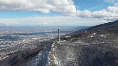 Bulgaristan 'ın Sofya kenti bölgesindeki Kopititoto bölgesindeki Vitosha Dağı' nın hava kışı manzarası