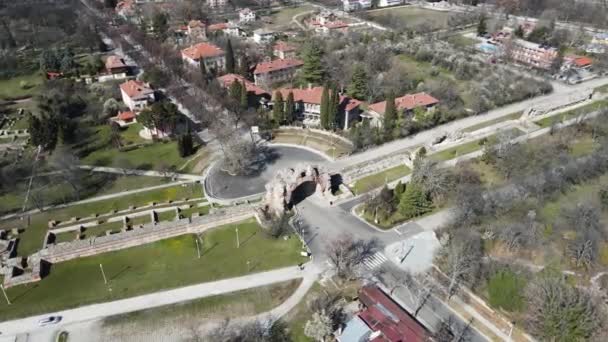 保加利亚普罗夫迪夫区Hisarya Diocletianopolis古城罗马防御工事的空中景观 — 图库视频影像