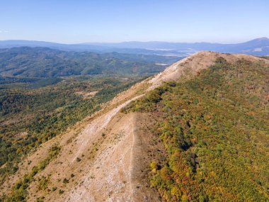 Strazha Dağı, Pernik Bölgesi, Bulgaristan 'ın İnanılmaz Sonbahar Manzarası