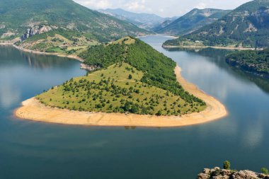 Bulgaristan 'ın Arda Nehri kıvrımlı ve Kardzhali Barajı' nın inanılmaz manzarası