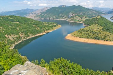 Bulgaristan 'ın Arda Nehri kıvrımlı ve Kardzhali Barajı' nın inanılmaz manzarası