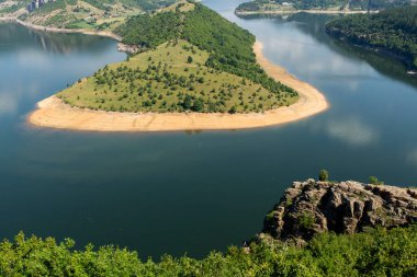 Bulgaristan 'ın Arda Nehri kıvrımlı ve Kardzhali Barajı' nın inanılmaz manzarası