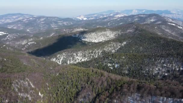 ブルガリア共和国プロヴディフ州ロドス山のバイアラ チェルクヴァ地域の空中写真 — ストック動画