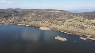 Bulgaristan 'ın Kyustendil bölgesindeki Konyavska Dağı' ndaki Choklyovo bataklığının Aerial Spring manzarası