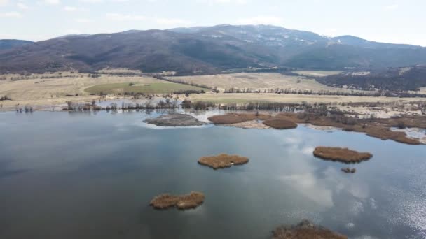 ブルガリア共和国キュステンディル州コニャフスカ山のチョクリョヴォ湿地の空中春景色 — ストック動画