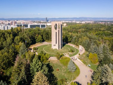 SOFYA, BULGARIA - 16 Şubat 2014: Bulgaristan 'ın başkenti Sofya' da Kambanite 'de bulunan parkta Uluslararası Barış Bayrağı Anıtı (Zname na mira) Uluslararası Çocuk Asamblesi (Çanlar)