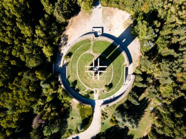 SOFYA, BULGARIA - 16 Şubat 2014: Bulgaristan 'ın başkenti Sofya' da Kambanite 'de bulunan parkta Uluslararası Barış Bayrağı Anıtı (Zname na mira) Uluslararası Çocuk Asamblesi (Çanlar)