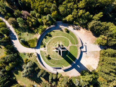 SOFYA, BULGARIA - 16 Şubat 2014: Bulgaristan 'ın başkenti Sofya' da Kambanite 'de bulunan parkta Uluslararası Barış Bayrağı Anıtı (Zname na mira) Uluslararası Çocuk Asamblesi (Çanlar)