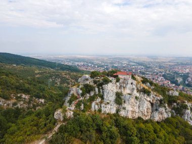 Bulgaristan 'ın Filibe Bölgesi Asenovgrad yakınlarındaki Selanik Kilisesi' nden Aziz Demetrius 'un hava manzarası