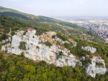 Bulgaristan 'ın Filibe Bölgesi Asenovgrad yakınlarındaki Selanik Kilisesi' nden Aziz Demetrius 'un hava manzarası