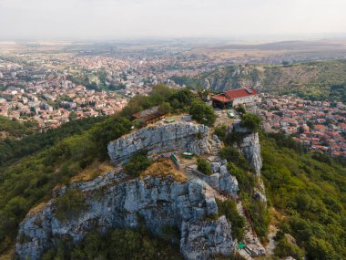 Bulgaristan 'ın Filibe Bölgesi Asenovgrad yakınlarındaki Selanik Kilisesi' nden Aziz Demetrius 'un hava manzarası