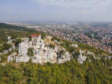 Bulgaristan 'ın Filibe Bölgesi Asenovgrad yakınlarındaki Selanik Kilisesi' nden Aziz Demetrius 'un hava manzarası