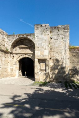 VIDIN, BULGARIA - 23 Mayıs 2021: Bulgaristan 'ın Vidin kentindeki ortaçağ tahkimatının kalıntılarında pazar kapısı (Pazar kapia)