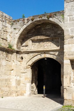 VIDIN, BULGARIA - 23 Mayıs 2021: Bulgaristan 'ın Vidin kentindeki ortaçağ tahkimatının kalıntılarında pazar kapısı (Pazar kapia)