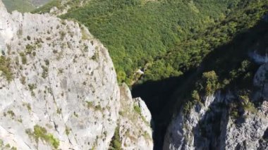 Bulgaristan 'ın Tran kenti yakınlarındaki Erma Nehri Boğazı' nın hava manzarası