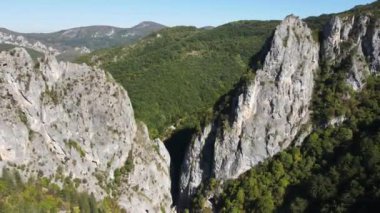 Bulgaristan 'ın Tran kenti yakınlarındaki Erma Nehri Boğazı' nın hava manzarası